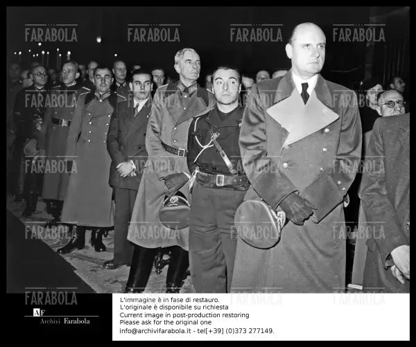 Uffici funebri in Duomo per le vittime del bombardamento di Gorla, Milano, 1944 - Farabola Immagine digitale