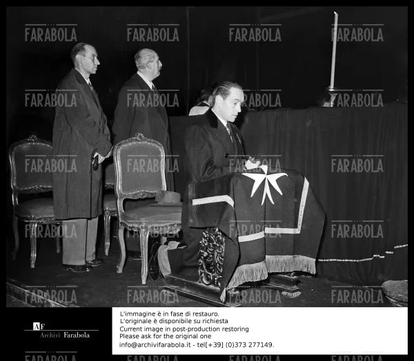 Uffici funebri in Duomo per le vittime del bombardamento di Gorla, Milano, 1944 - Farabola Immagine digitale