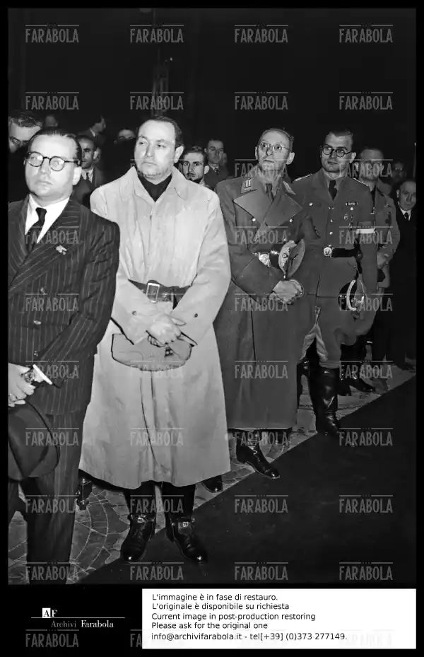 Uffici funebri in Duomo per le vittime del bombardamento di Gorla, Milano, 1944 - Farabola Immagine digitale