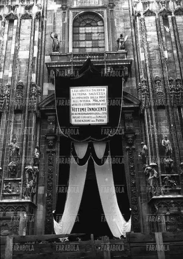 Uffici funebri in Duomo per le vittime del bombardamento di Gorla, Milano, 1944 - Farabola Immagine digitale