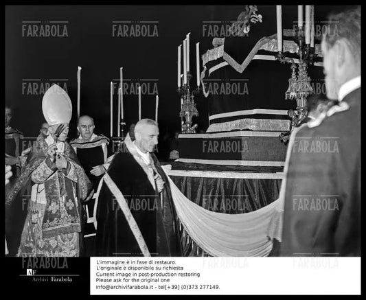 Uffici funebri in Duomo per le vittime del bombardamento di Gorla, Milano, 1944 - Farabola Immagine digitale