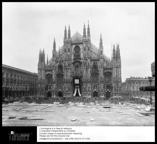 Uffici funebri in Duomo per le vittime del bombardamento di Gorla, Milano, 1944 - Farabola Immagine digitale