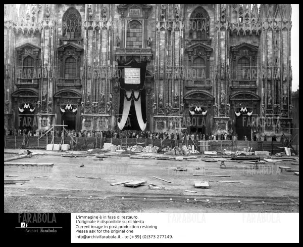 Uffici funebri in Duomo per le vittime del bombardamento di Gorla, Milano, 1944 - Farabola Immagine digitale
