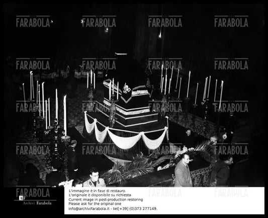 Uffici funebri in Duomo per le vittime del bombardamento di Gorla, Milano, 1944 - Farabola Immagine digitale