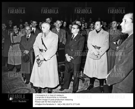 Uffici funebri in Duomo per le vittime del bombardamento di Gorla, Milano, 1944 - Farabola Immagine digitale