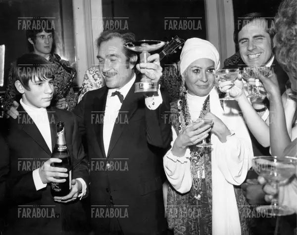 Ugo Tognazzi con Franca Bettoia e il figlio Ricky al Galà di Capodanno, Saint Vincent, 1970 - Farabola Immagine digitale
