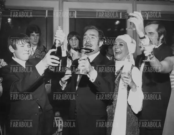 Ugo Tognazzi con Franca Bettoia e il figlio Ricky al Galà di Capodanno, Saint Vincent, 1970 - Farabola Immagine digitale