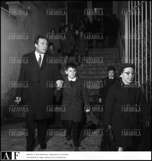 Ugo Tognazzi con il figlio Ricky all'uscita di scuola, Milano, 1964 - Farabola Immagine digitale