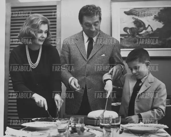 Ugo Tognazzi con Pat O'Hara e il figlio Ricky, Milano, 1962 - Farabola Immagine digitale
