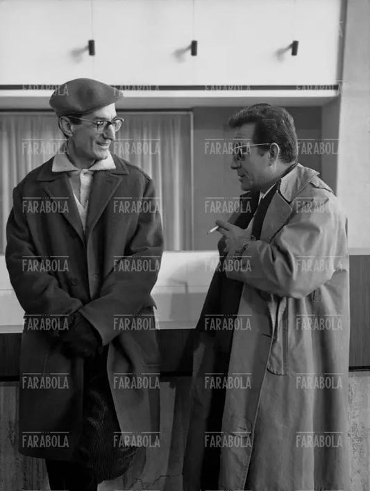 Ugo Tognazzi e Carlo Lizzani sul set del film La vita agra, 1963 - Farabola Immagine digitale
