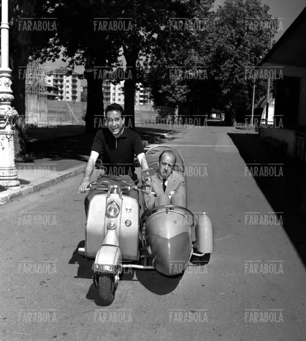 Ugo Tognazzi e Raimondo Vianello, Milano, 1957 - Farabola Immagine digitale