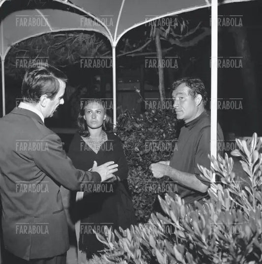 Ugo Tognazzi, Franca Bettoja e Sergio Bernardini alla Bussola, Forte dei Marmi, 1960 - Farabola Immagine digitale