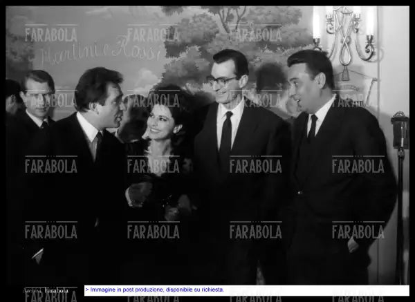 Ugo Tognazzi, Giovanna Ralli, Carlo Lizzani e Luciano Bianciardi, Milano, 1964 - Farabola Immagine digitale