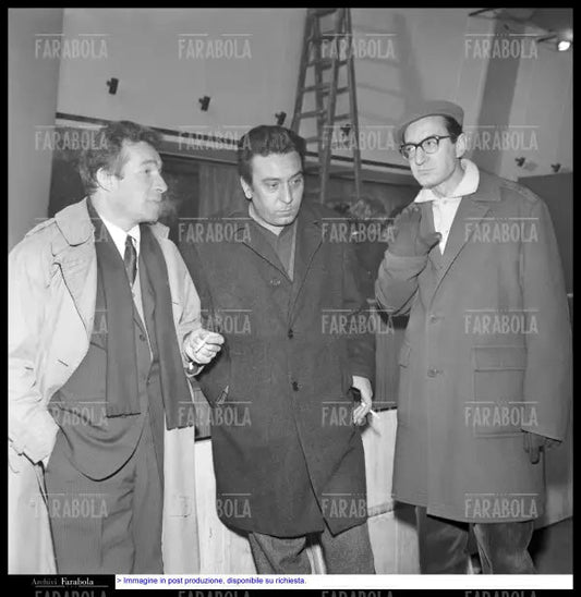 Ugo Tognazzi, Luciano Bianciardi e Carlo Lizzani sul set del film La vita agra, 1963 - Farabola Immagine digitale