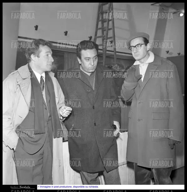 Ugo Tognazzi, Luciano Bianciardi e Carlo Lizzani sul set del film La vita agra, 1963 - Farabola Immagine digitale