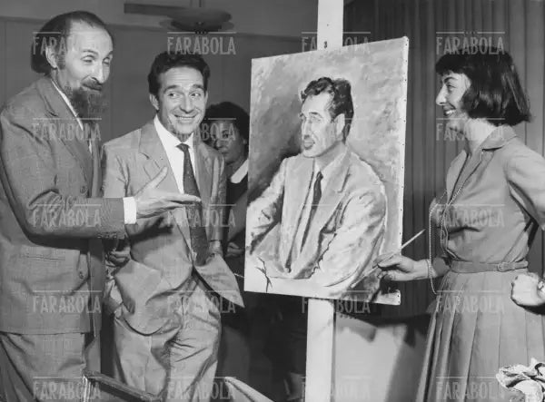 Ugo Tognazzi posa per un gruppo di pittori, Milano, 1957 - Farabola Immagine digitale