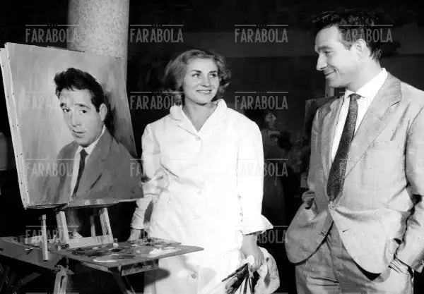Ugo Tognazzi posa per un gruppo di pittori, Milano, 1957 - Farabola Immagine digitale