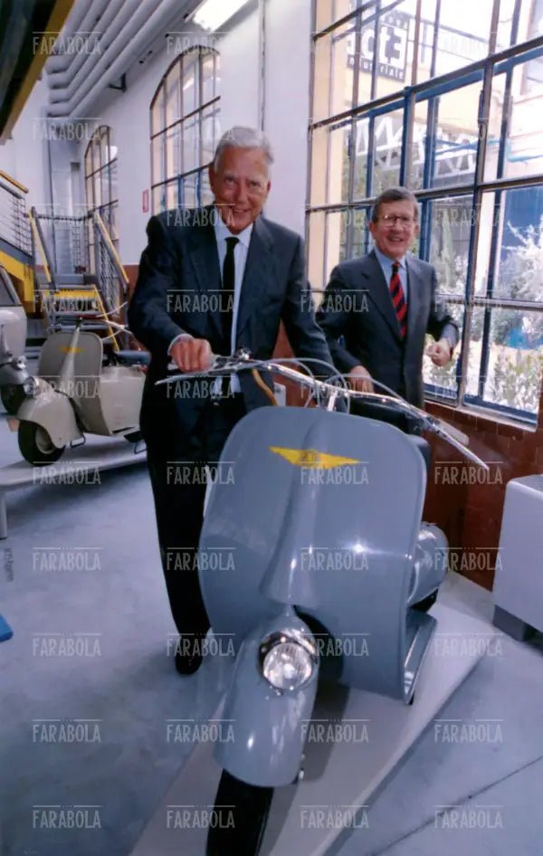Umberto Agnelli al museo Piaggio, anni 90 - Farabola Immagine digitale