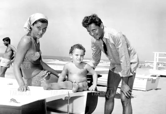 Umberto Agnelli con Antonella Piaggio e il figlio Giovanni, Forte dei Marmi, 1966 - Farabola Immagine digitale