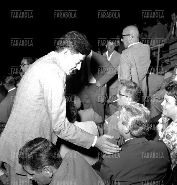 Umberto Agnelli saluta Angelo Moratti, Inter vs Juventus, 1958 - Farabola Immagine digitale