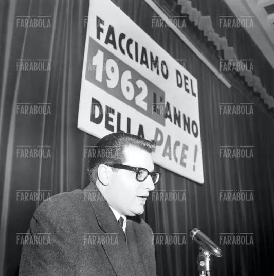 Umberto Eco al convegno Operai per la Pace, 1962 - Farabola Immagine digitale
