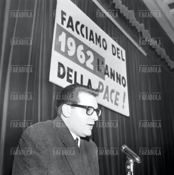 Umberto Eco al convegno Operai per la Pace, 1962 - Farabola Immagine digitale