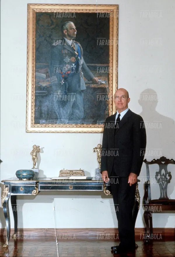 Umberto II di Savoia accanto al ritratto del padre, Cascais, anni 60 - Farabola Immagine digitale