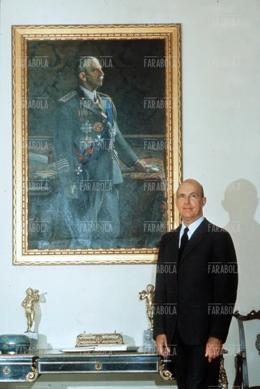 Umberto II di Savoia accanto al ritratto del padre, Cascais, anni 60 - Farabola Immagine digitale