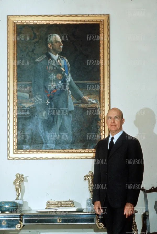Umberto II di Savoia accanto al ritratto del padre, Cascais, anni 60 - Farabola Immagine digitale