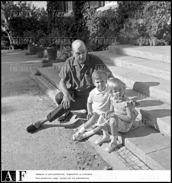 Umberto II di Savoia con i nipoti, Cascais, 1966 - Farabola Immagine digitale