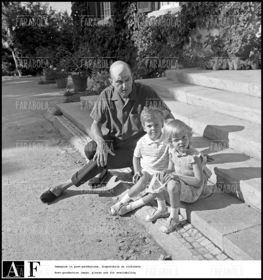 Umberto II di Savoia con i nipoti, Cascais, 1966 - Farabola Immagine digitale