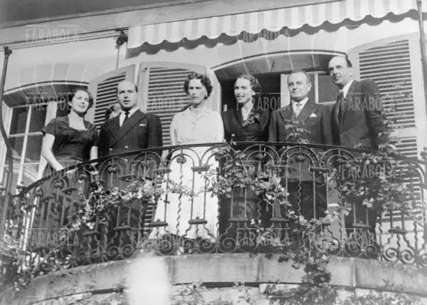 Umberto II di Savoia e famiglia al balcone, anni 50 - Farabola Immagine digitale