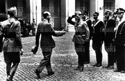 Umberto II di Savoia lascia il Quirinale per andare in esilio, 1946 - Farabola Immagine digitale