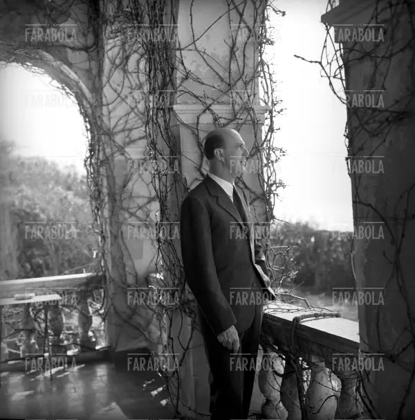 Umberto II di Savoia nella sua casa a Cascais, 1960 - Farabola Immagine digitale