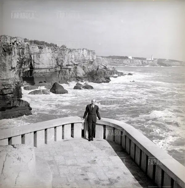 Umberto II di Savoia nella sua casa a Cascais, 1960 - Farabola Immagine digitale