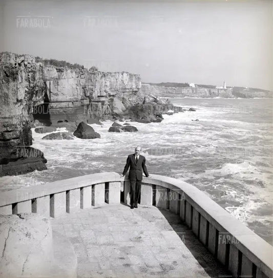 Umberto II di Savoia nella sua casa a Cascais, 1960 - Farabola Immagine digitale