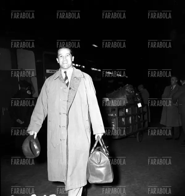 Umberto Maglioli a Malpensa, Milano, 1955 - Farabola Immagine digitale