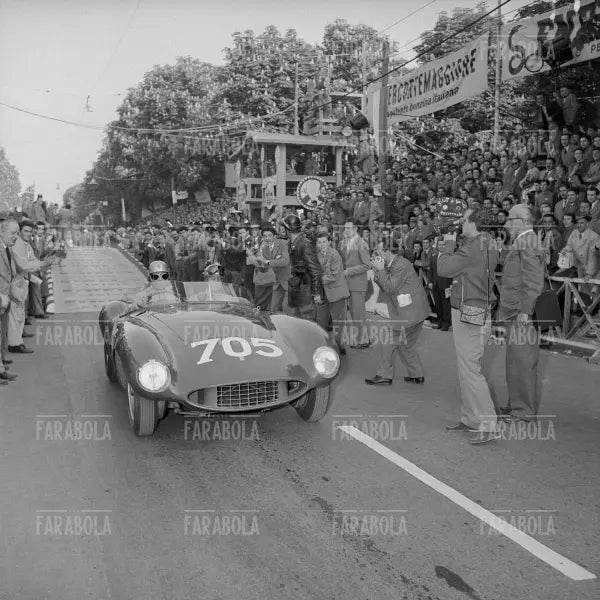 Umberto Maglioli e Luciano Monteferrario su Ferrari 118 LM Scaglietti, Mille Miglia, 1955 - Farabola Immagine digitale