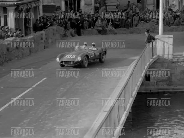 Umberto Maglioli e Luciano Monteferrario su Ferrari 118 LM Scaglietti, Mille Miglia, 1955 - Farabola Immagine digitale