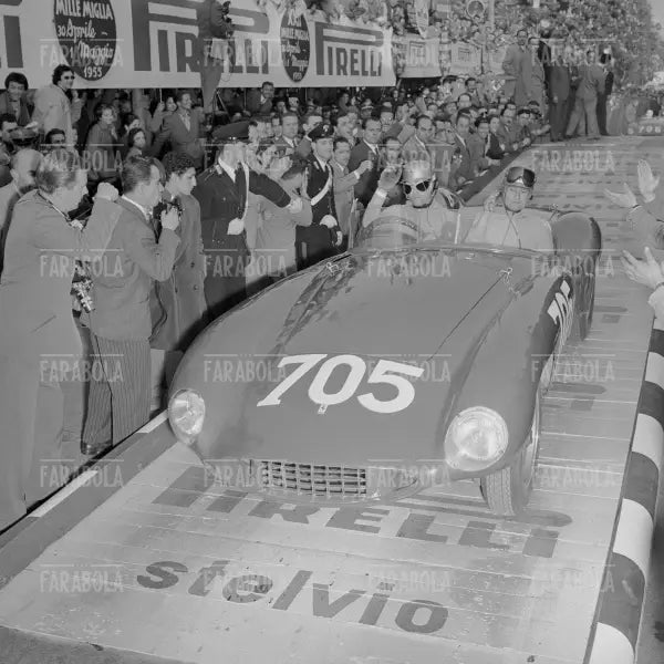 Umberto Maglioli e Luciano Monteferrario su Ferrari 118 LM Scaglietti, Mille Miglia, 1955 - Farabola Immagine digitale