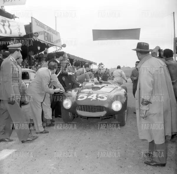 Umberto Maglioli su Ferrari 375 Plus, Mille Miglia, 1954 - Farabola Immagine digitale