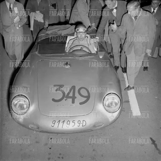 Umberto Maglioli su Porsche 550 RS, Mille Miglia, 1957 - Farabola Immagine digitale