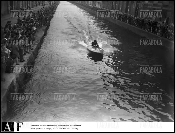 Umberto Simontacchi durante una gara sul Naviglio Grande, Milano, 1950 - Farabola Immagine digitale
