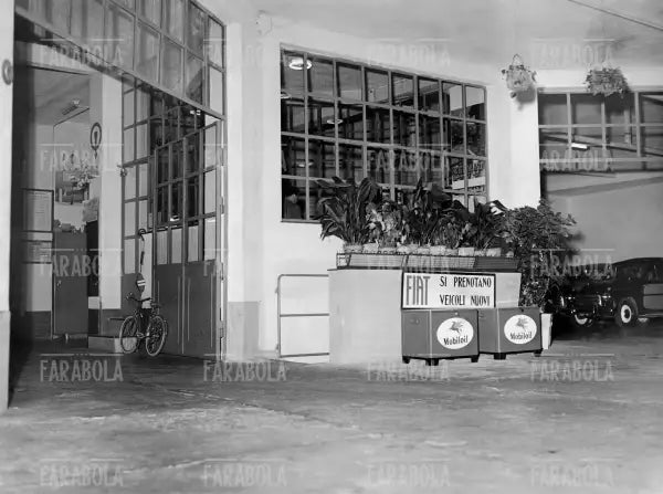 Un garage concessionario Fiat, anni 50 - Farabola Immagine digitale