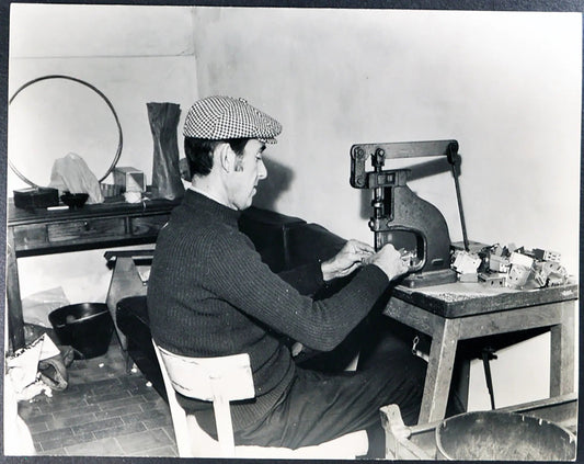 Un lavoratore a domicilio anni 60 Ft 2904 - Stampa 21x27 cm - Farabola Stampa ai sali d'argento