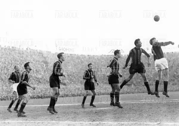 Un momento del Derby di Milano, Inter vs Milan, 1953 - Farabola Immagine digitale