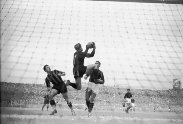 Un momento della partita tra Inter e Milan, 1949 - Farabola Immagine digitale