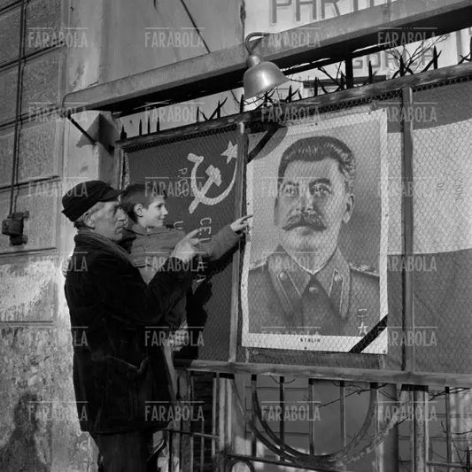 Un nonno mostra al nipote il ritratto di Stalin dopo la sua morte, Milano, 1953 - Farabola Immagine digitale