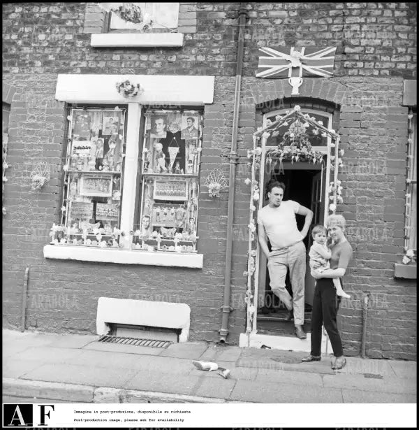 Una casa addobbata per i Mondiali di calcio in Inghilterra, Liverpool, 1966 - Farabola Immagine digitale