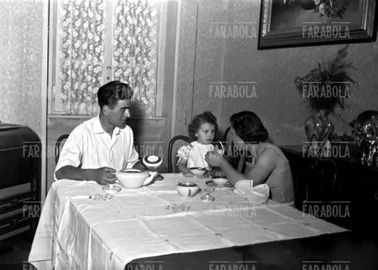 Una famiglia a tavola, anni 50 - Farabola Immagine digitale